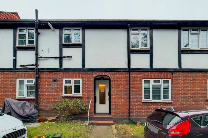 2 Bedroom Apartment To Rent In Weybridge, KT13