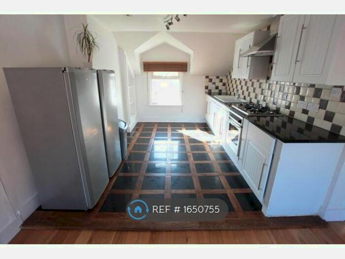 3 Bedroom Flat To Rent In Battersea, London, SW11