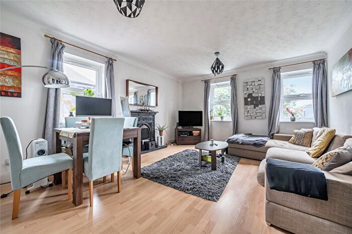 2 Bedroom Flat For Sale In Collings Close, Wood Green, London, N22