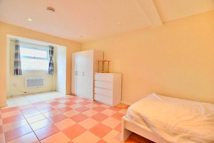 Studio To Rent In Pond Road, London, E15