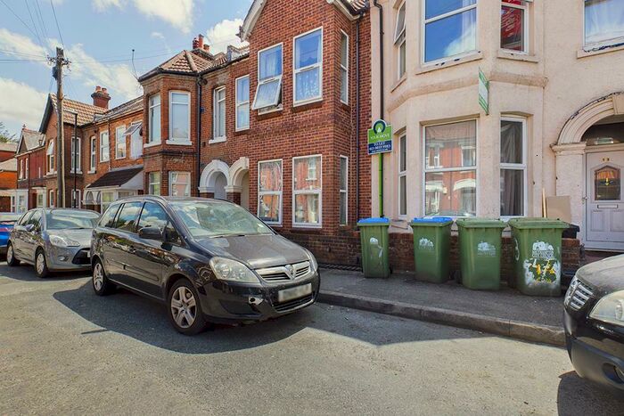 5 Bedroom House To Rent In Rigby Road, Southampton, SO17