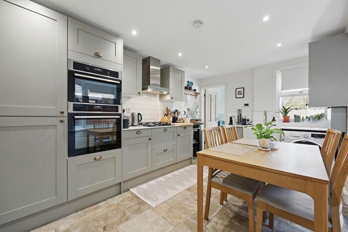 1 Bedroom Flat For Sale In Meadow Road, Loughton, IG10