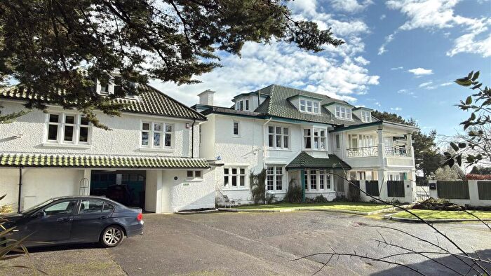 2 Bedroom Apartment For Sale In West Overcliff Drive, Bournemouth, BH4