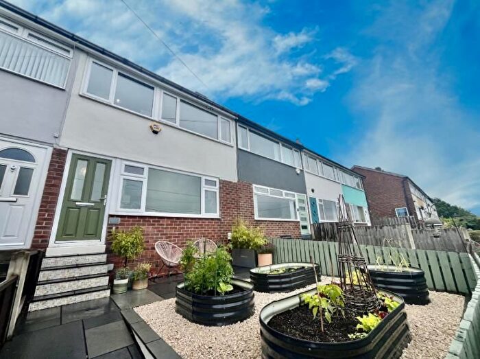3 Bedroom Property To Rent In Hough Top, Leeds, LS13