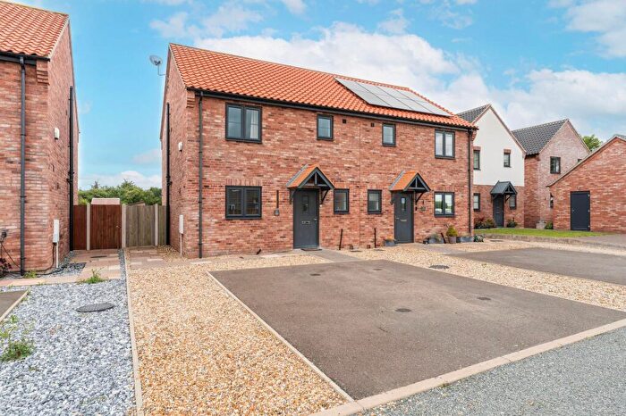 3 Bedroom Semi-Detached House For Sale In Observer Close, Freethorpe, NR13