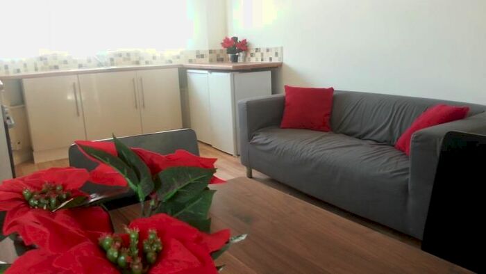 2 Bedroom Flat To Rent In Abbey Road, Waddon, Croydon, CR0