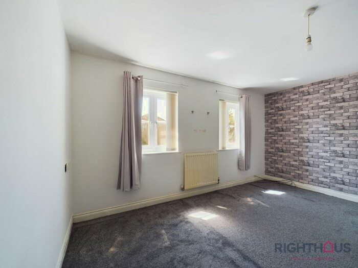 3 Bedroom Town House For Sale In Widdop Close, Bradford, BD6