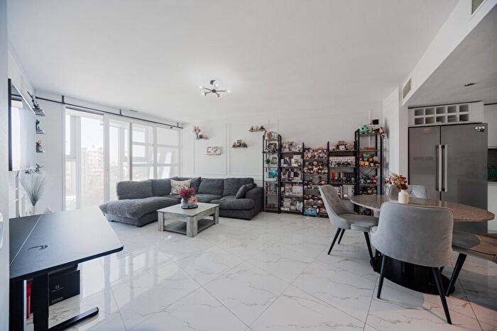 1 Bedroom Flat For Sale In Lombard Road, London, SW11