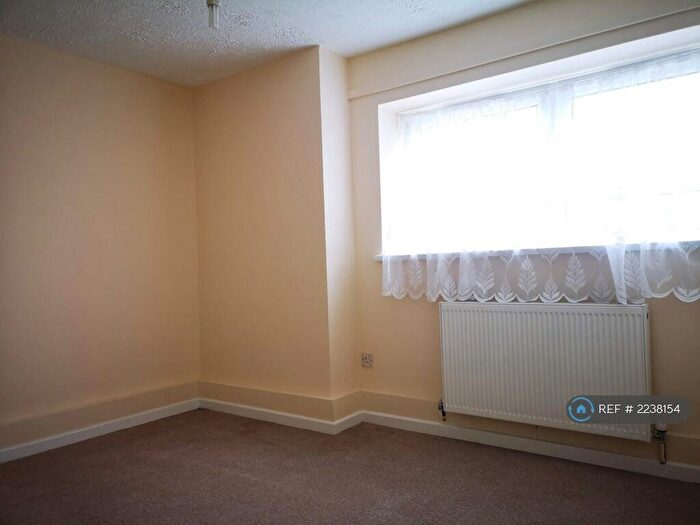 3 Bedroom Flat To Rent In The Square, Bracknell, RG12