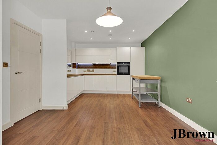 2 Bedroom Maisonette To Rent In Park View Mansions, London, E20