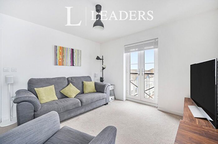 2 Bedroom Flat For Sale In Crabapple Road, Tonbridge, Kent, TN9