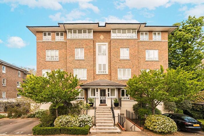 2 Bedroom Flat To Rent In Samuel Gray Gardens, Kingston Upon Thames, KT2