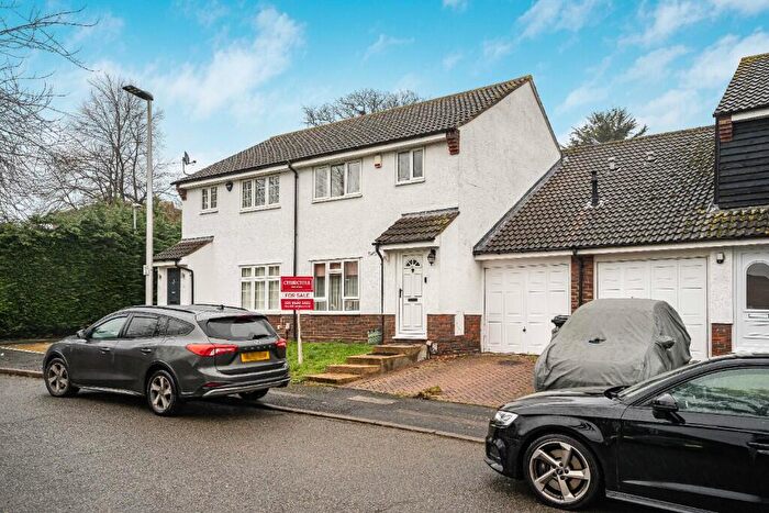 4 Bedroom Semi Detached House For Sale In Elmslie Close, Woodford Green, Essex, IG8