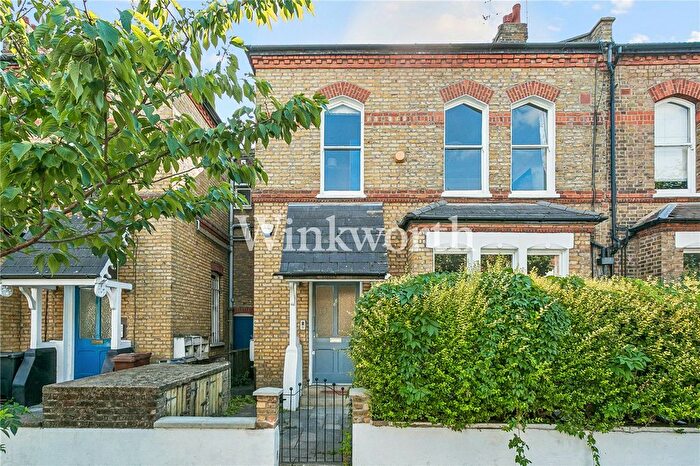 2 Bedroom Flat For Sale In Finsbury Park Road, London, N4