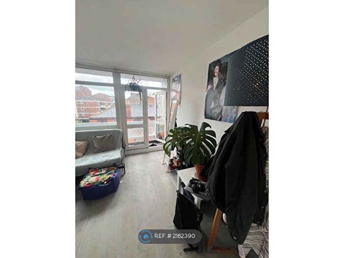 3 Bedroom Flat To Rent In Tomlinson Close, London, E2