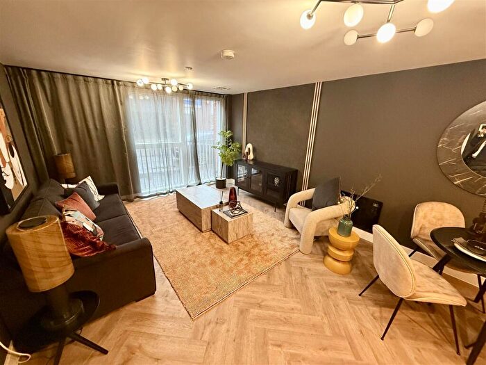 2 Bedroom Apartment To Rent In Chapmans Yard, Upper Gough Street, Birmingham, B1