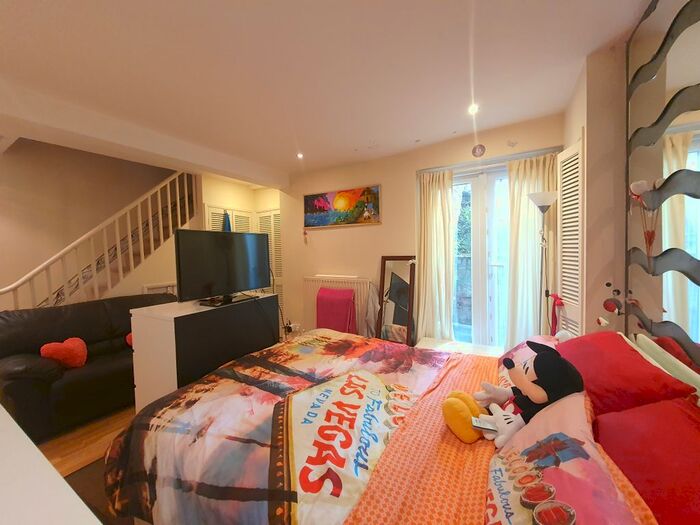 1 Bedroom Flat To Rent In Hammersmith Grove, London, W6