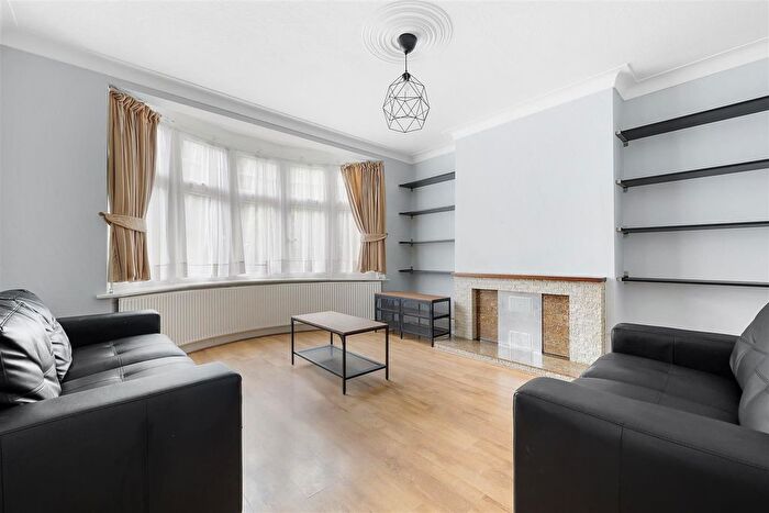 3 Bedroom Semi-detached House To Rent In Courthouse Road, London, N12
