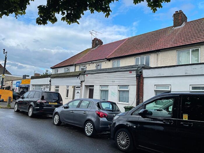 4 Bedroom Flat To Rent In East Avenue, Hayes, UB3