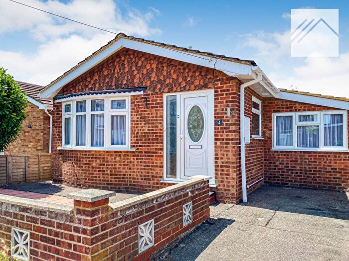 2 Bedroom Bungalow For Sale In Dovercliff Road, Canvey Island, SS8
