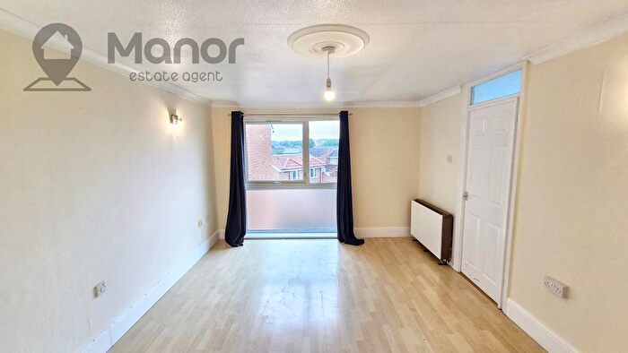 2 Bedroom Flat To Rent In Trotwood, Chigwell, IG7