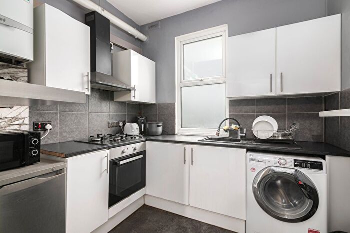 4 Bedroom Maisonette For Sale In Montague Road, London, TW3