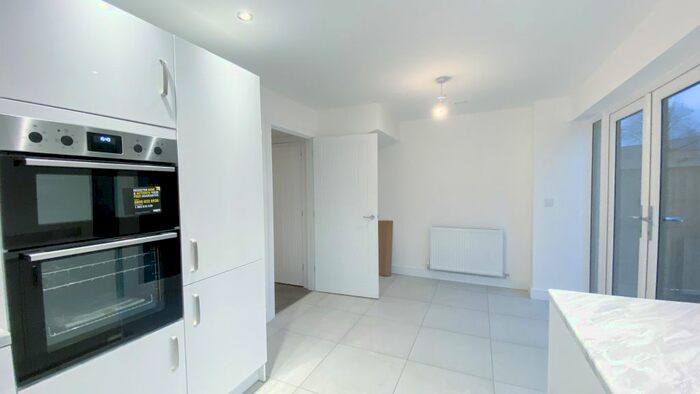 3 Bedroom Town House To Rent In Amersham Street, Salford, M5