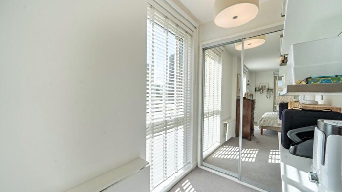 1 Bedroom Flat For Sale In Peart House, NW7