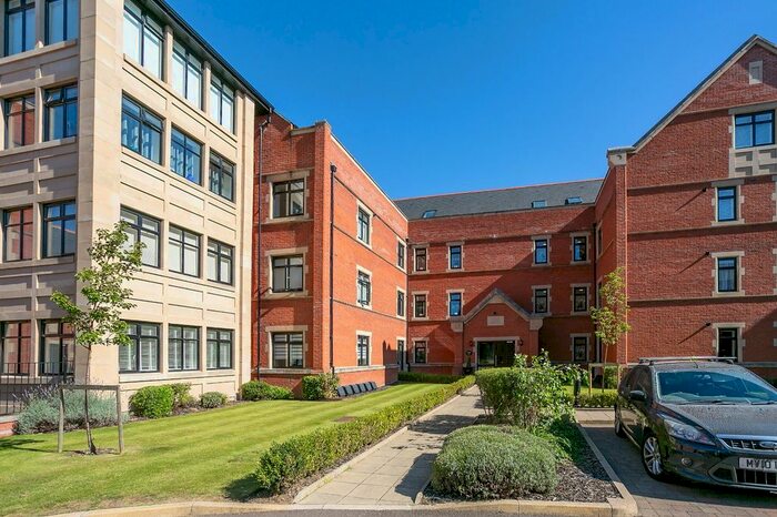 2 Bedroom Flat To Rent In Marlborough Drive, Bushey, Hertfordshire, WD23