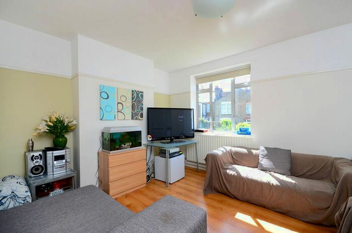 4 Bedroom Flat To Rent In Jebb Avenue, Brixton Hill, London, SW2