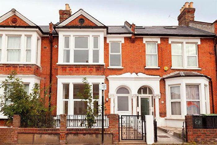 3 Bedroom Flat To Rent In Beatrice Road, N4