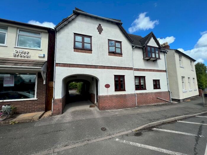 4 Bedroom Detached House To Rent In The Cross, LL13