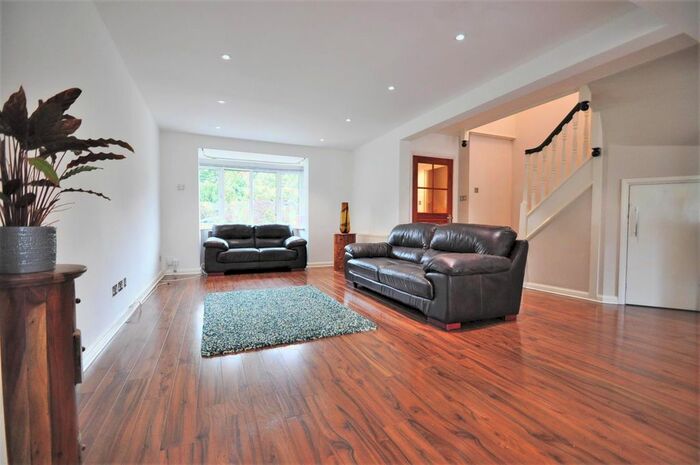 4 Bedroom Detached House To Rent In Heathview Drive, London, SE2