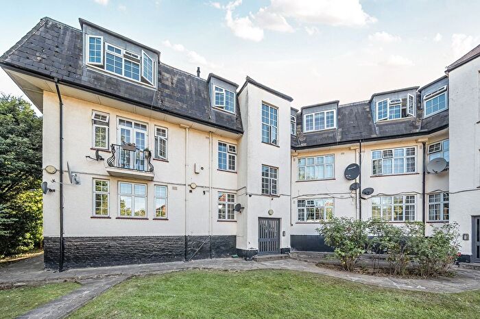 3 Bedroom Flat For Sale In Glendale Avenue, Edgware, Greater London., HA8