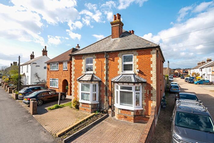 3 Bedroom Semi Detached House For Sale In Queens Road, Knaphill, Woking, GU21