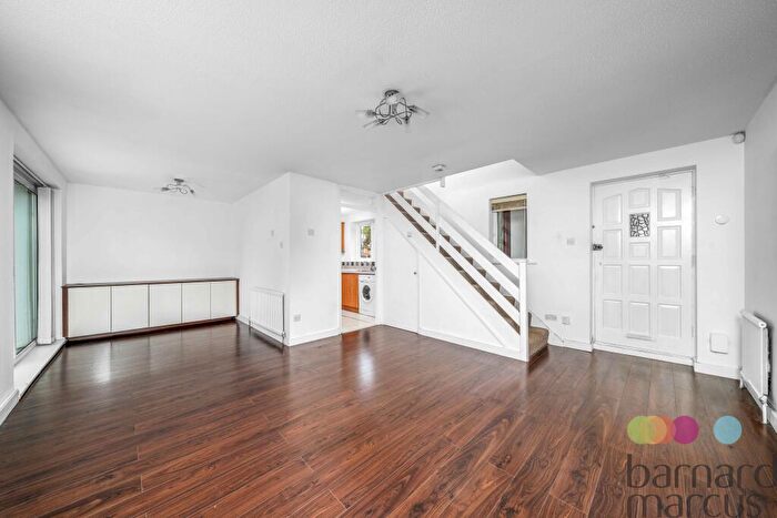 3 Bedroom House To Rent In Marshalls Close, London, N11