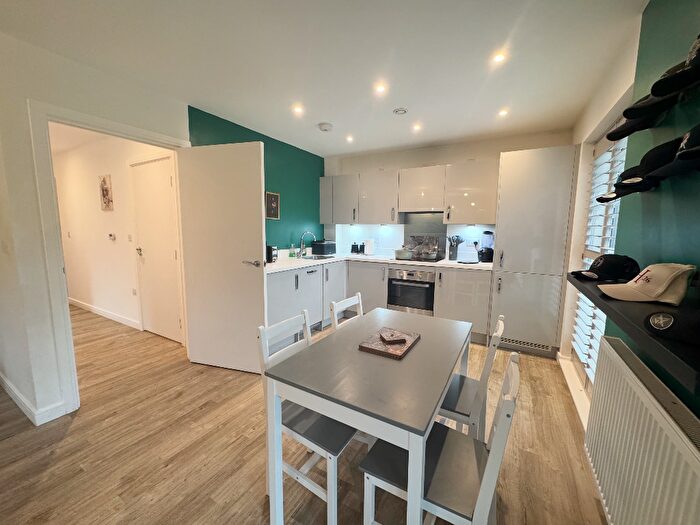 2 Bedroom Flat To Rent In Sterling Square, Bracknell, Berkshire, RG12