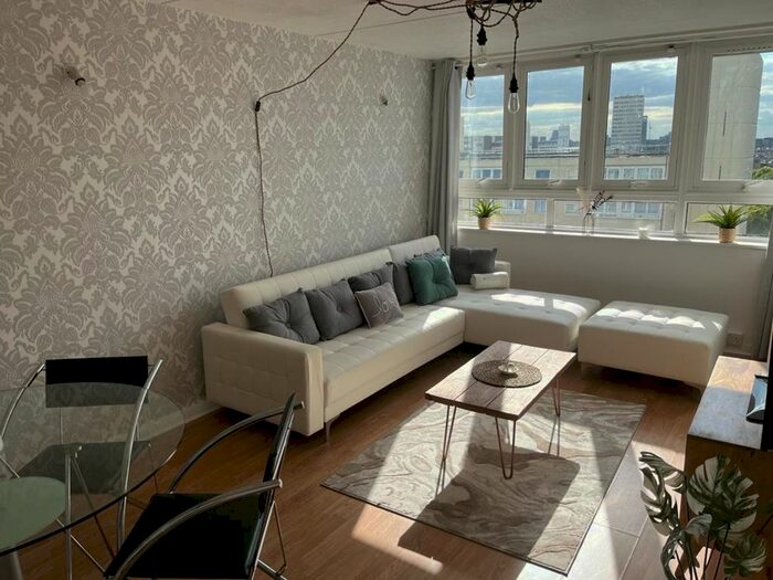 2 Bedroom Flat To Rent In Le, London, SW11