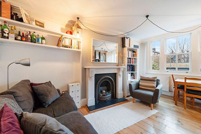 2 Bedroom Flat For Sale In Holloway Road, London, N19