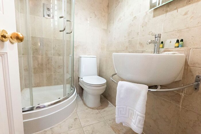 3 Bedroom Flat To Rent In Prince Of Wales Terrace, Kensington, London, W8