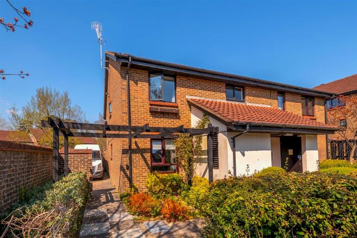 Studio To Rent In Whitecroft, Horley, RH6