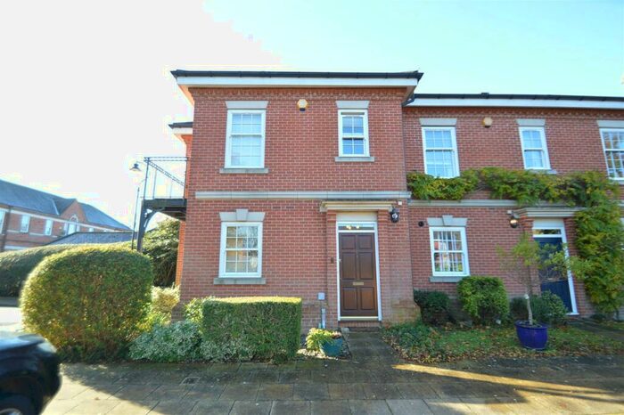 2 Bedroom End Of Terrace House To Rent In Wallace SquareNetherne On The HillCoulsdonSurrey, CR5