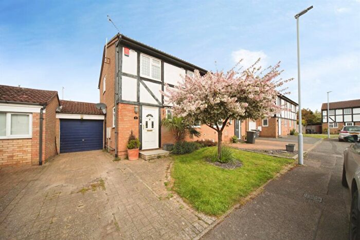 3 Bedroom Semi-Detached House For Sale In Beanley Close, Luton, LU2
