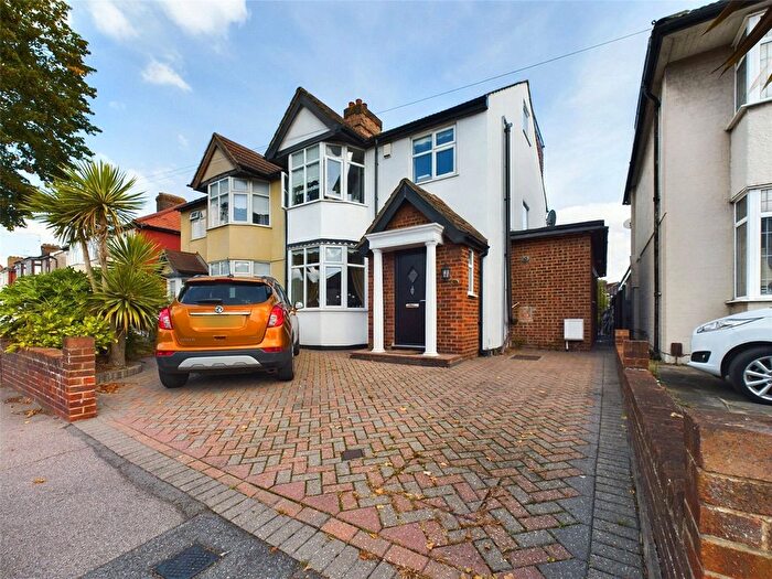 4 Bedroom Semi-Detached House For Sale In Upper Rainham Road, Hornchurch, RM12