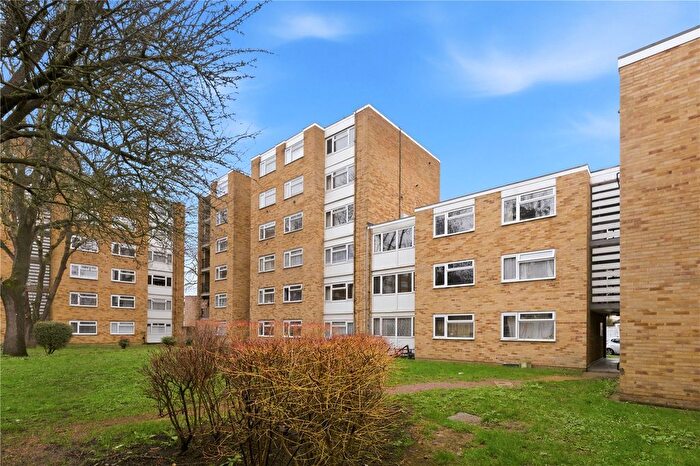 2 Bedroom Flat For Sale In Traherne Lodge, Teddington, TW11