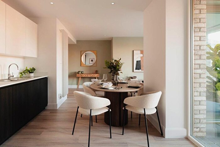 1 Bedroom Flat For Sale In Joseph Avenue, Friary Park, London, W3