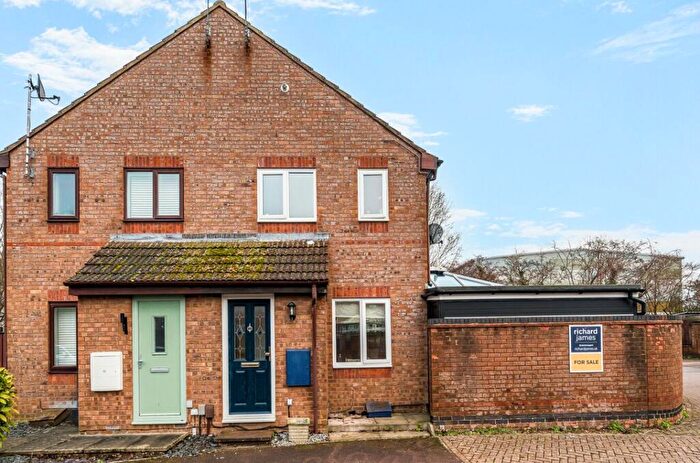 2 Bedroom Semi Detached House For Sale In Mallard Close, Covingham, Swindon, SN3