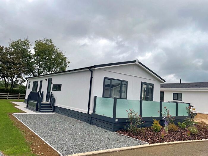 2 Bedroom Mobile/park Home For Sale In Childswickham Road, Broadway, WR12