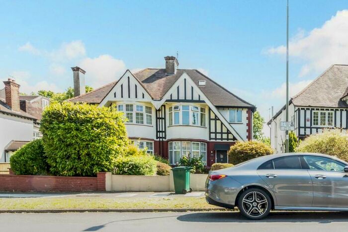 3 Bedroom Flat To Rent In Friern Watch Avenue, North Finchley, N12