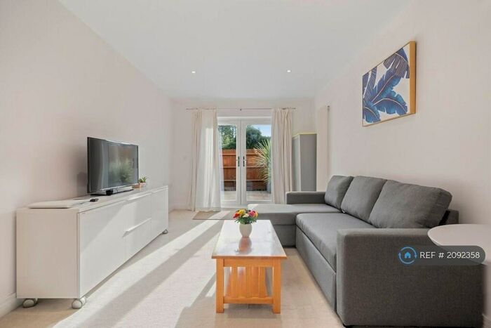 2 Bedroom Flat To Rent In Walton Road, East Molesey, KT8